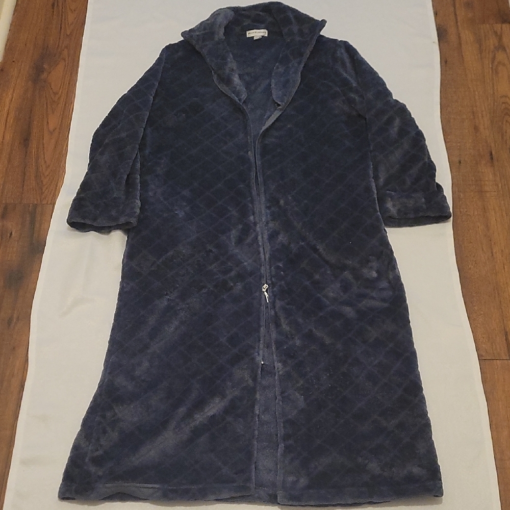 Robe - Picture 1 of 6